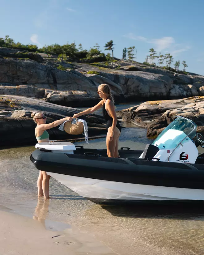 Nordkapp Airborne 6.3 RIB at the beach - 12