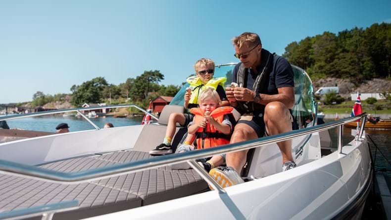 Boating with kids: 7 essential tips for a family adventure at sea.