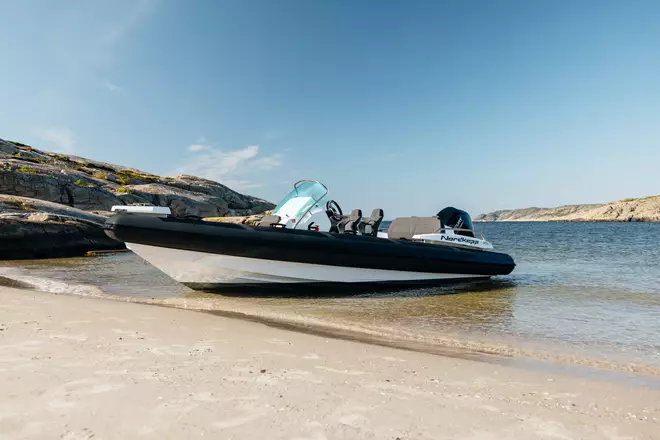 Nordkapp Airborne 6.3 RIB at the beach - 7